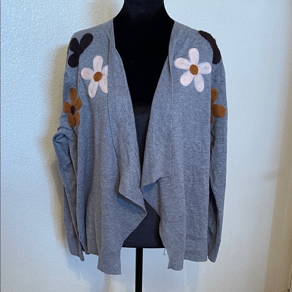 Aeda Sweaters - Gray Open-Front Floral Appliqué Women's Cardigan Sweater